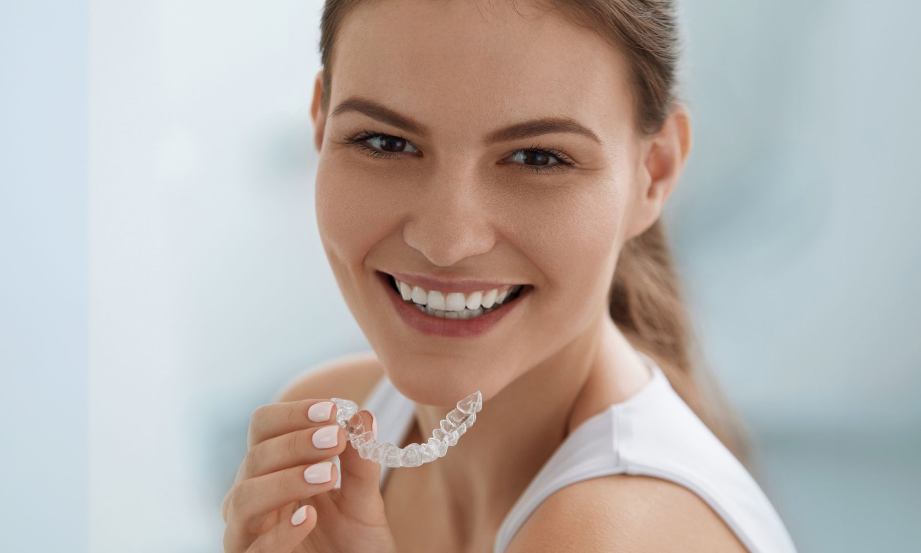 Láthatatlan fogszabályozó előnyei fiatal felnőtteknek